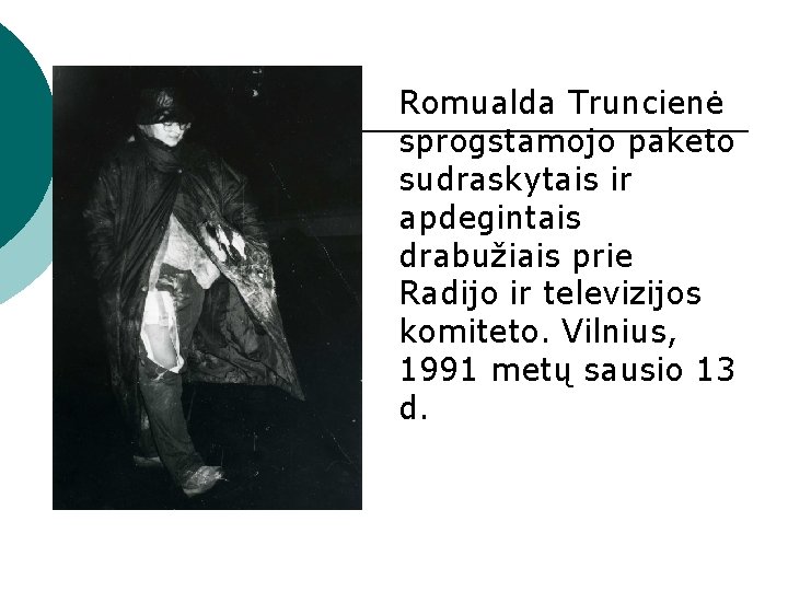  Romualda Truncienė sprogstamojo paketo sudraskytais ir apdegintais drabužiais prie Radijo ir televizijos komiteto.