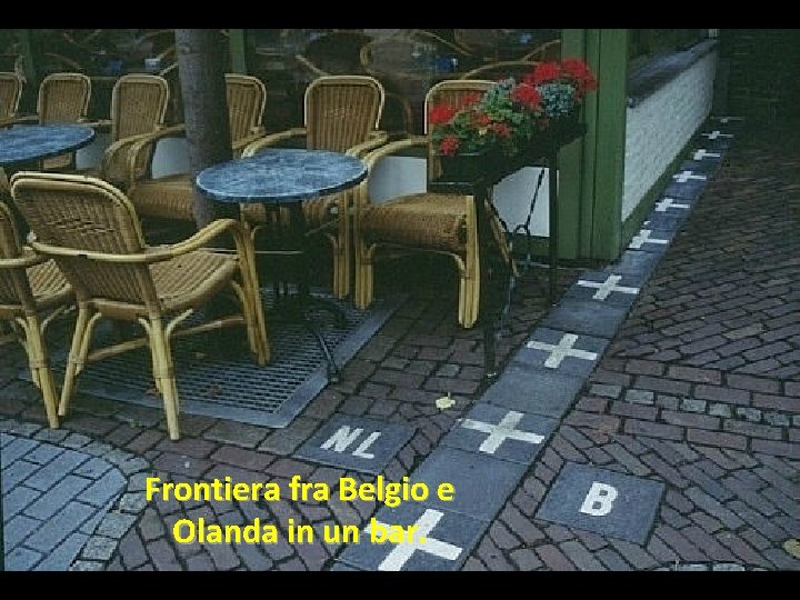 Frontiera fra Belgio e Olanda in un bar. 