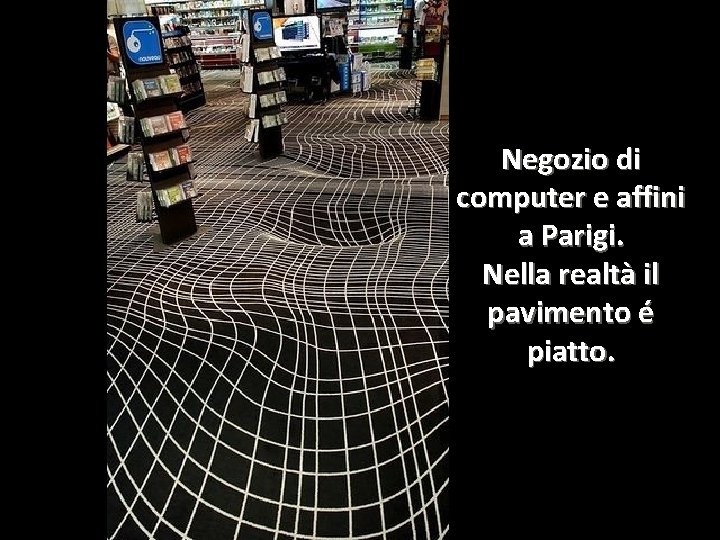 Negozio di computer e affini a Parigi. Nella realtà il pavimento é piatto. 