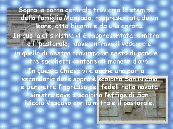 Sopra la porta centrale troviamo lo stemma della famiglia Moncada, rappresentata da un leone,