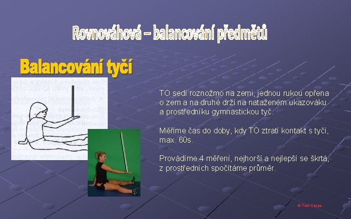 TO sedí roznožmo na zemi, jednou rukou opřena o zem a na druhé drží TO sedí roznožmo na zemi, jednou rukou opřena o zem a na druhé drží