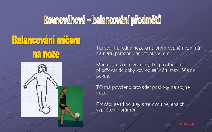 TO stojí na jedné noze a na preferované noze má na nártu položen basketbalový