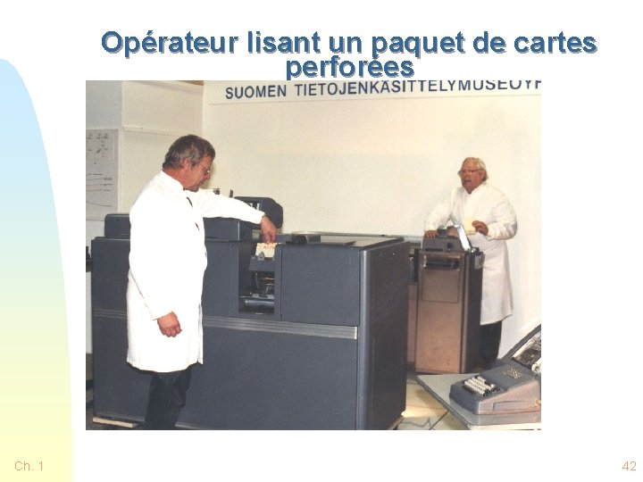 Opérateur lisant un paquet de cartes perforées Ch. 1 42 