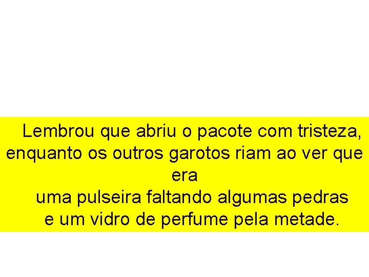 Lembrou que abriu o pacote com tristeza, enquanto os outros garotos riam ao ver Lembrou que abriu o pacote com tristeza, enquanto os outros garotos riam ao ver