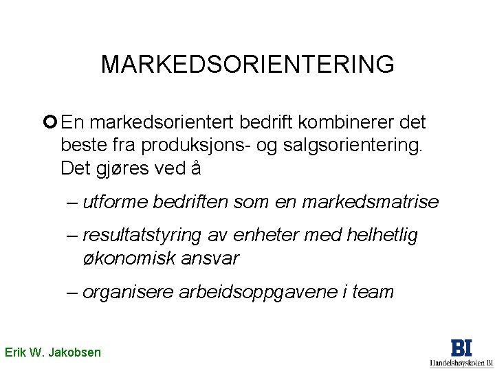 MARKEDSORIENTERING ¢ En markedsorientert bedrift kombinerer det beste fra produksjons- og salgsorientering. Det gjøres