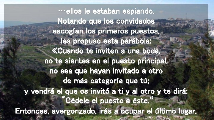 …ellos le estaban espiando. Notando que los convidados escogían los primeros puestos, les propuso