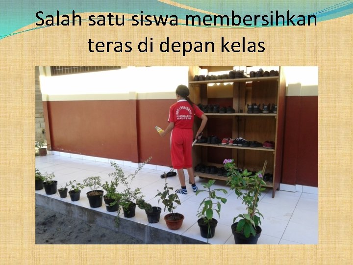 Salah satu siswa membersihkan teras di depan kelas 