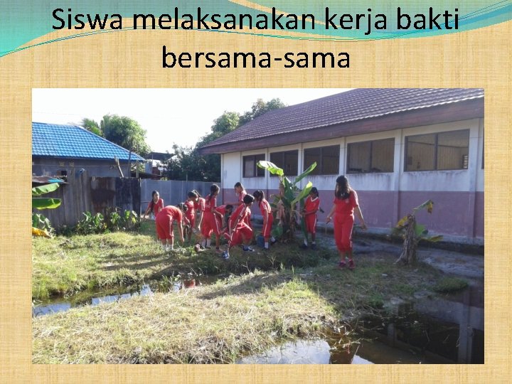 Siswa melaksanakan kerja bakti bersama-sama 