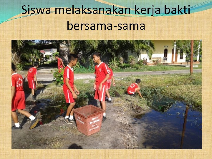 Siswa melaksanakan kerja bakti bersama-sama 