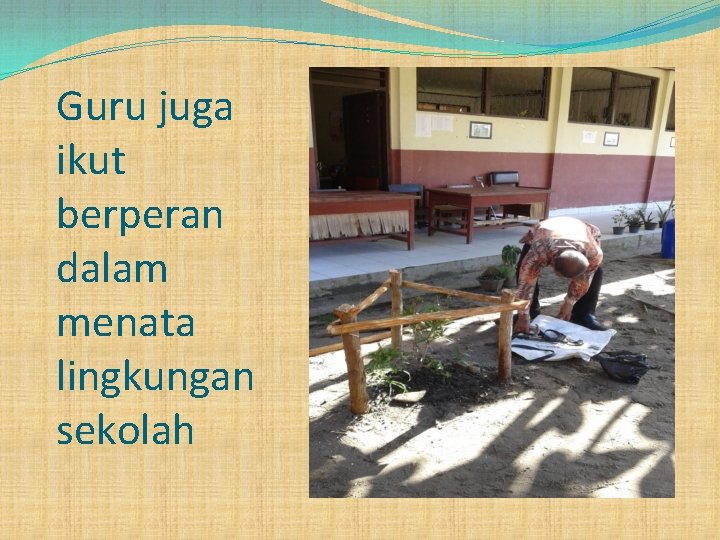 Guru juga ikut berperan dalam menata lingkungan sekolah 