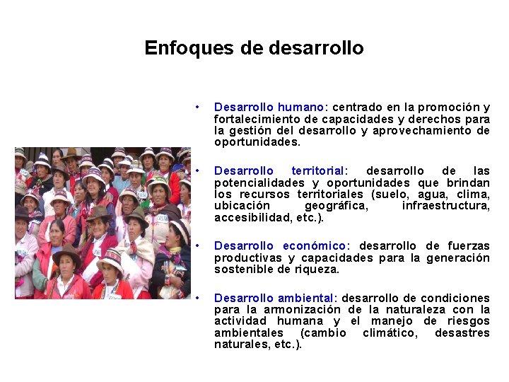 Enfoques de desarrollo • Desarrollo humano: centrado en la promoción y fortalecimiento de capacidades