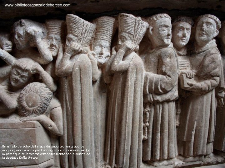 En el lado derecho de la tapa del sepulcro, un grupo de monjes (franciscanos