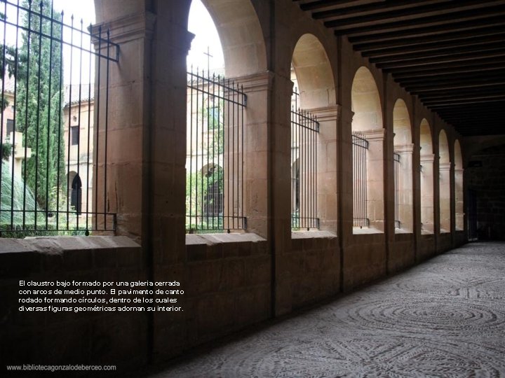 El claustro bajo formado por una galeria cerrada con arcos de medio punto. El