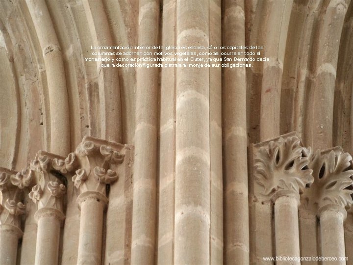 La ornamentación interior de la iglesia es escasa, sólo los capiteles de las columnas