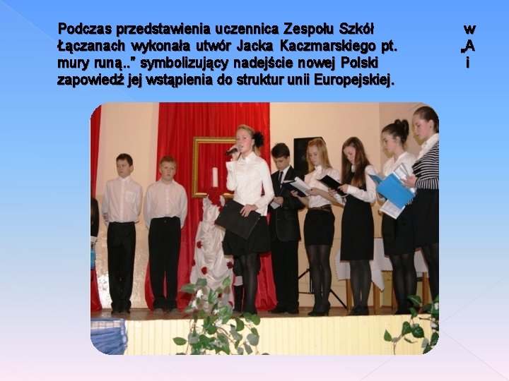 Podczas przedstawienia uczennica Zespołu Szkół Łączanach wykonała utwór Jacka Kaczmarskiego pt. mury runą. .