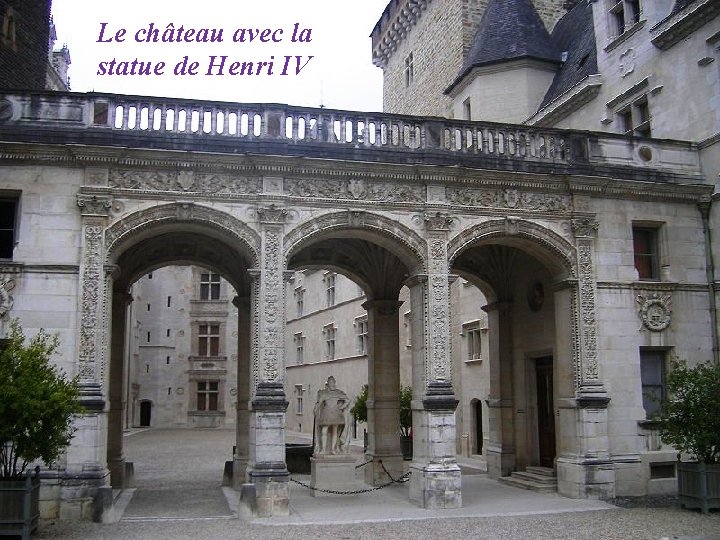 Le château avec la statue de Henri IV 