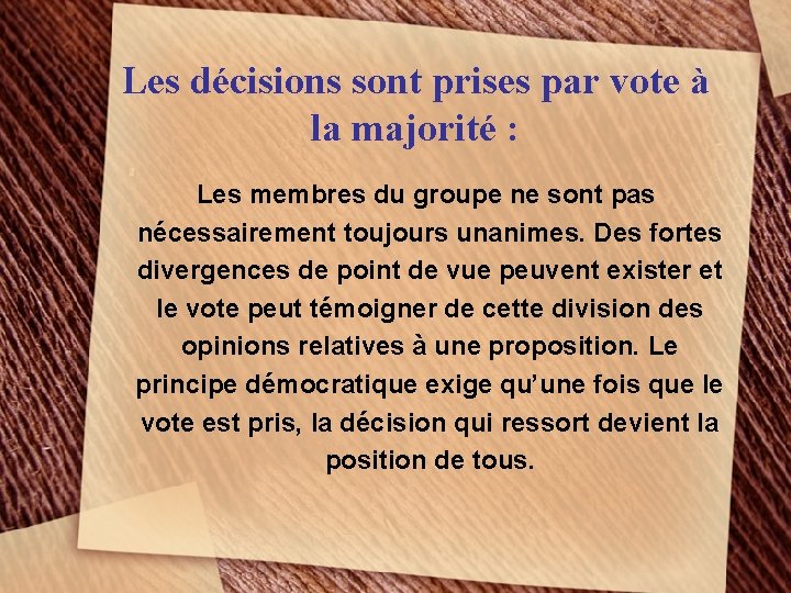 Les décisions sont prises par vote à la majorité : Les membres du groupe