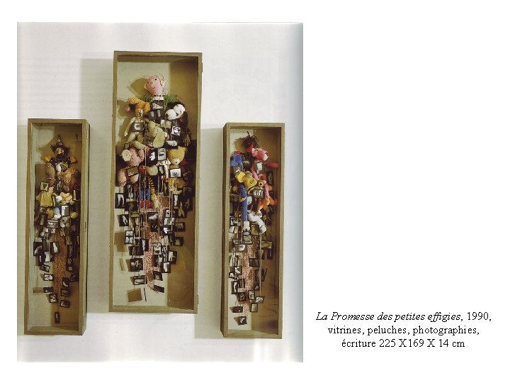 La Promesse des petites effigies, 1990, vitrines, peluches, photographies, écriture 225 X 169 X