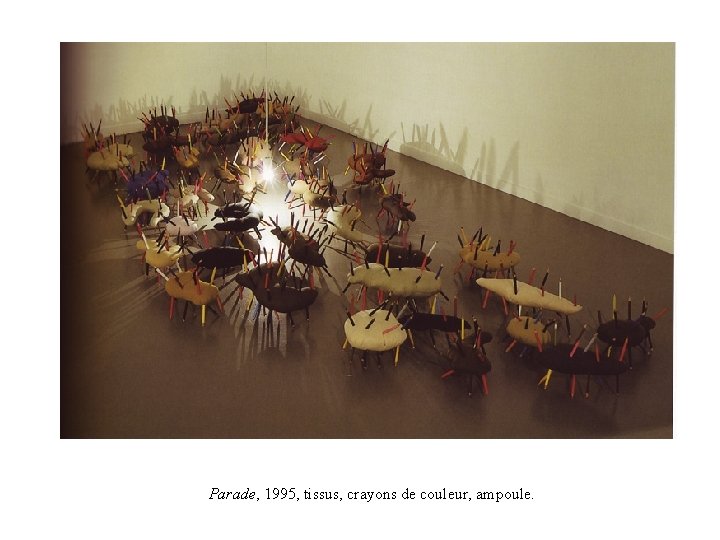 Parade, 1995, tissus, crayons de couleur, ampoule. 