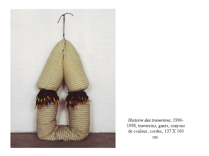 Histoire des traversins, 19961998, traversins, gants, crayons de couleur, cordes, 137 X 160 cm.