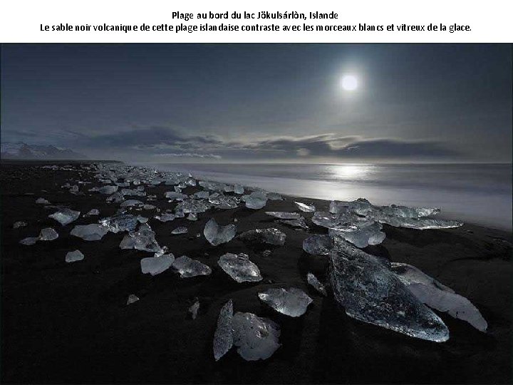 Plage au bord du lac Jökulsárlòn, Islande Le sable noir volcanique de cette plage