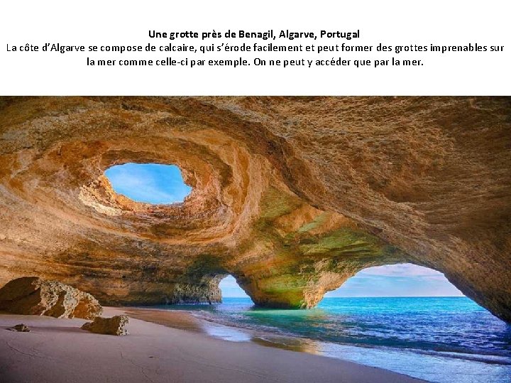 Une grotte près de Benagil, Algarve, Portugal La côte d’Algarve se compose de calcaire,