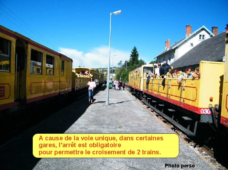 A cause de la voie unique, dans certaines gares, l'arrêt est obligatoire pour permettre