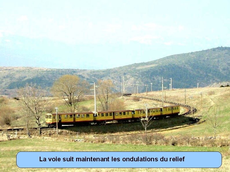 La voie suit maintenant les ondulations du relief 