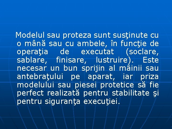 Modelul sau proteza sunt susţinute cu o mână sau cu ambele, în funcţie de