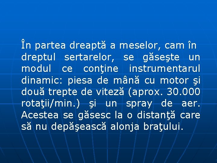 În partea dreaptă a meselor, cam în dreptul sertarelor, se găseşte un modul ce
