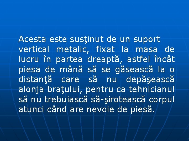 Acesta este susţinut de un suport vertical metalic, fixat la masa de lucru în