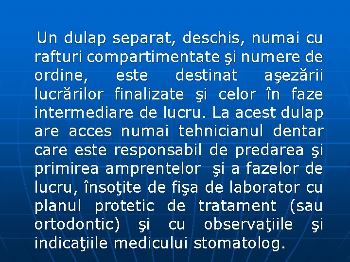Un dulap separat, deschis, numai cu rafturi compartimentate şi numere de ordine, este destinat