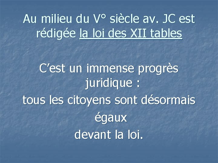 Au milieu du V° siècle av. JC est rédigée la loi des XII tables