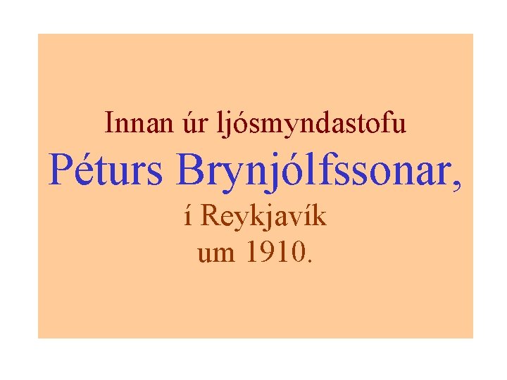 Innan úr ljósmyndastofu Péturs Brynjólfssonar, í Reykjavík um 1910. 