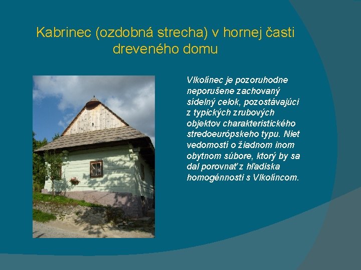 Kabrinec (ozdobná strecha) v hornej časti dreveného domu Vlkolínec je pozoruhodne neporušene zachovaný sídelný