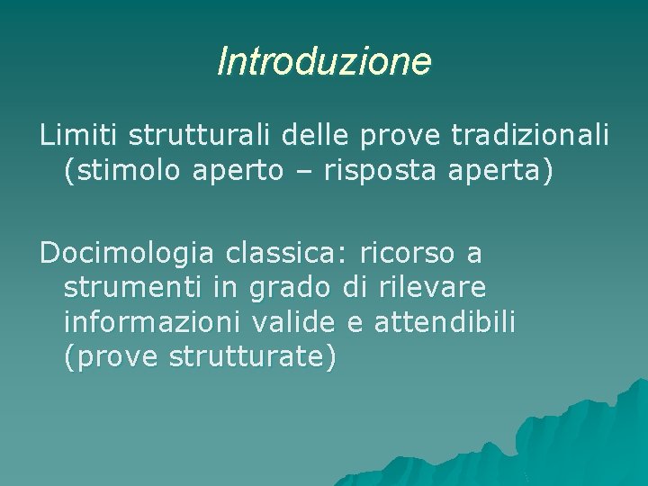 Introduzione Limiti strutturali delle prove tradizionali (stimolo aperto – risposta aperta) Docimologia classica: ricorso