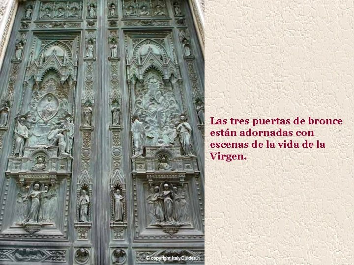 Las tres puertas de bronce están adornadas con escenas de la vida de la