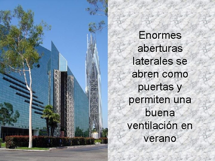 Enormes aberturas laterales se abren como puertas y permiten una buena ventilación en verano