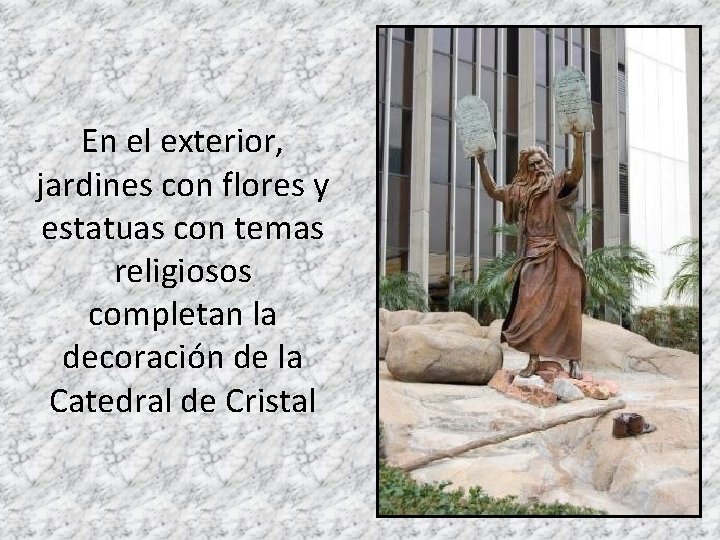 En el exterior, jardines con flores y estatuas con temas religiosos completan la decoración