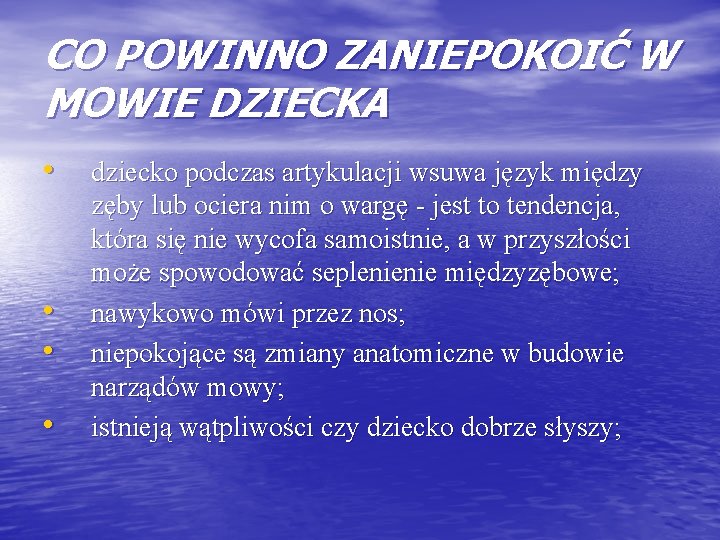 CO POWINNO ZANIEPOKOIĆ W MOWIE DZIECKA • • dziecko podczas artykulacji wsuwa język między