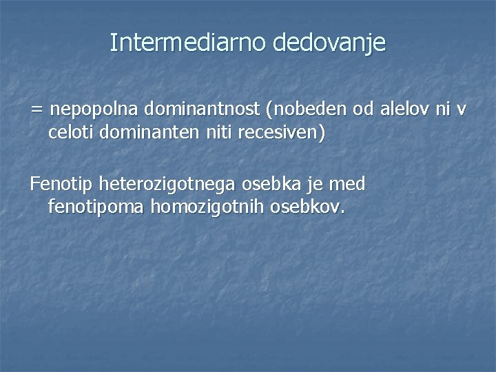 Intermediarno dedovanje = nepopolna dominantnost (nobeden od alelov ni v celoti dominanten niti recesiven)