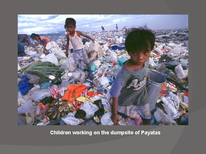 Children working on the dumpsite of Payatas 