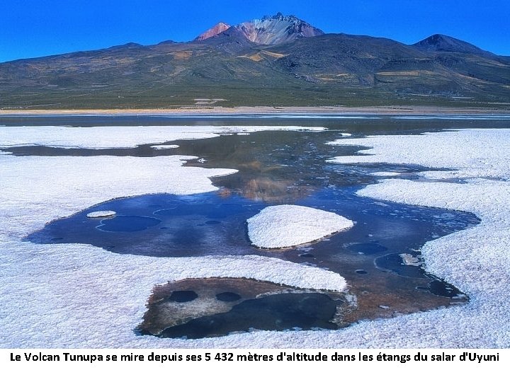 Le Volcan Tunupa se mire depuis ses 5 432 mètres d'altitude dans les étangs