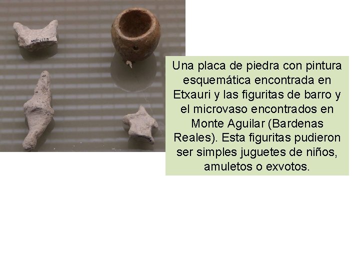 Una placa de piedra con pintura esquemática encontrada en Etxauri y las figuritas de