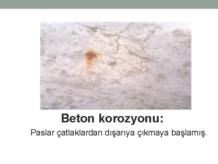 Beton korozyonu: Paslar çatlaklardan dışarıya çıkmaya başlamış. Beton korozyonu: Paslar çatlaklardan dışarıya çıkmaya başlamış.