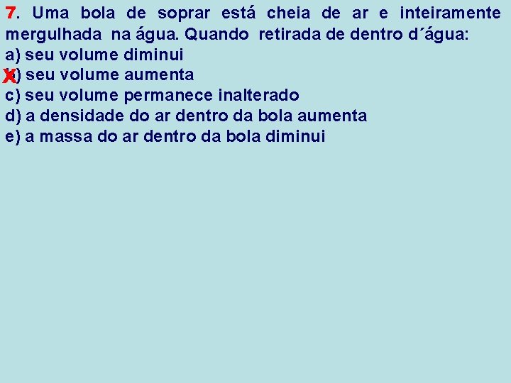 7. Uma bola de soprar está cheia de ar e inteiramente mergulhada na água.