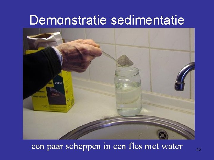 Demonstratie sedimentatie een paar scheppen in een fles met water 42 