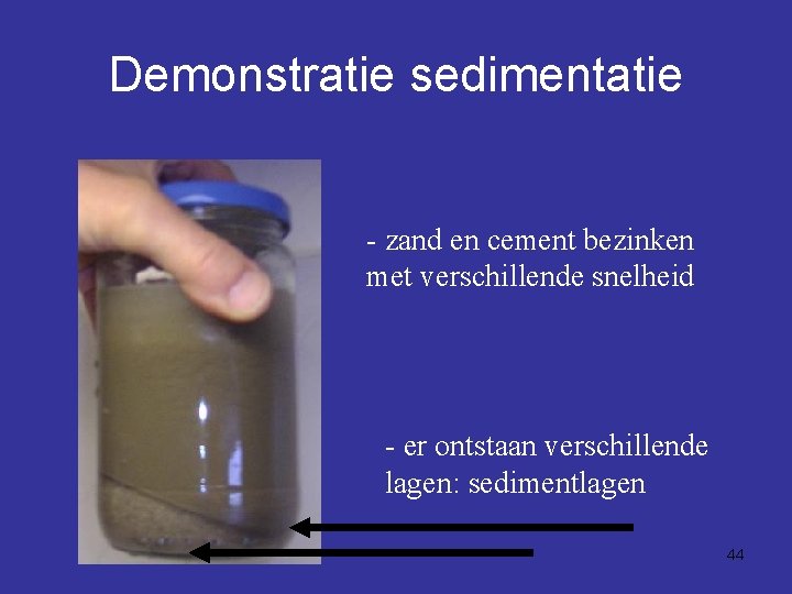 Demonstratie sedimentatie - zand en cement bezinken met verschillende snelheid - er ontstaan verschillende