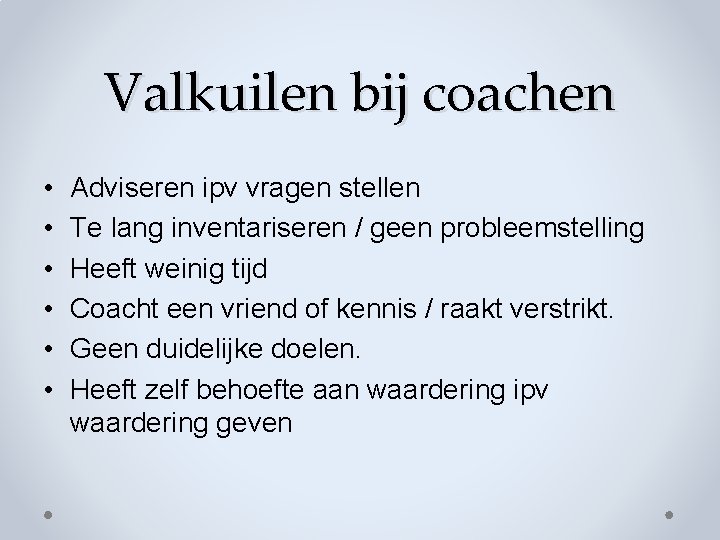 Valkuilen bij coachen • • • Adviseren ipv vragen stellen Te lang inventariseren / Valkuilen bij coachen • • • Adviseren ipv vragen stellen Te lang inventariseren /