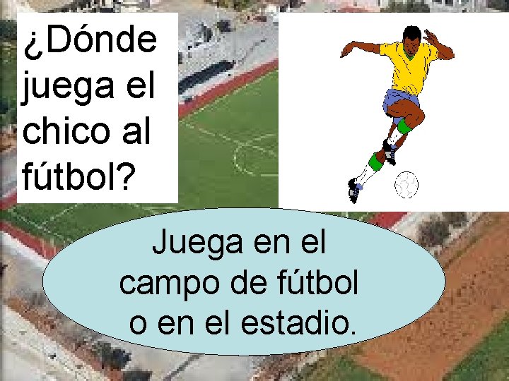 ¿Dónde juega el chico al fútbol? Juega en el campo de fútbol o en